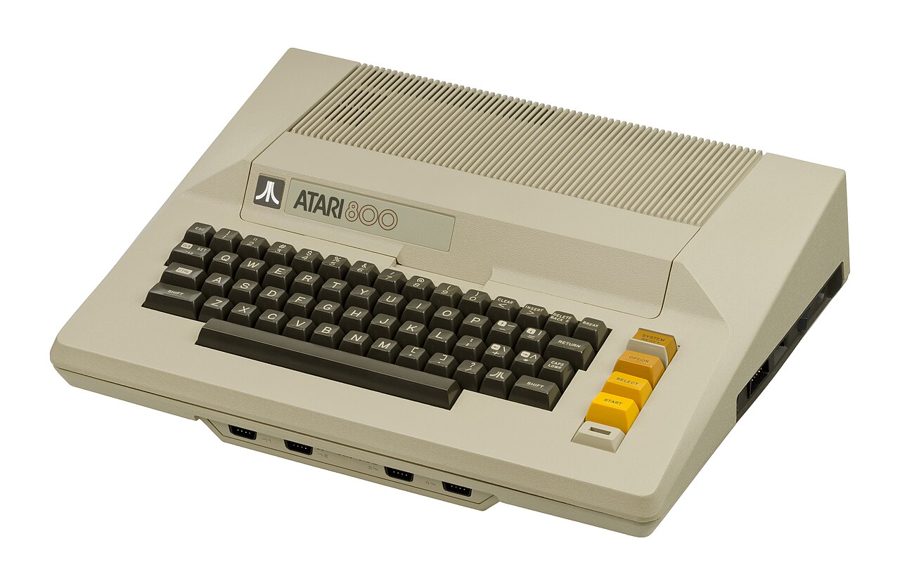 Atari 800 z masywną beżową obudową i brązowymi klawiszami